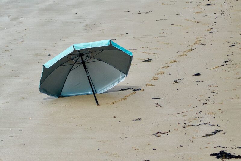 Parasol emporté par le vent